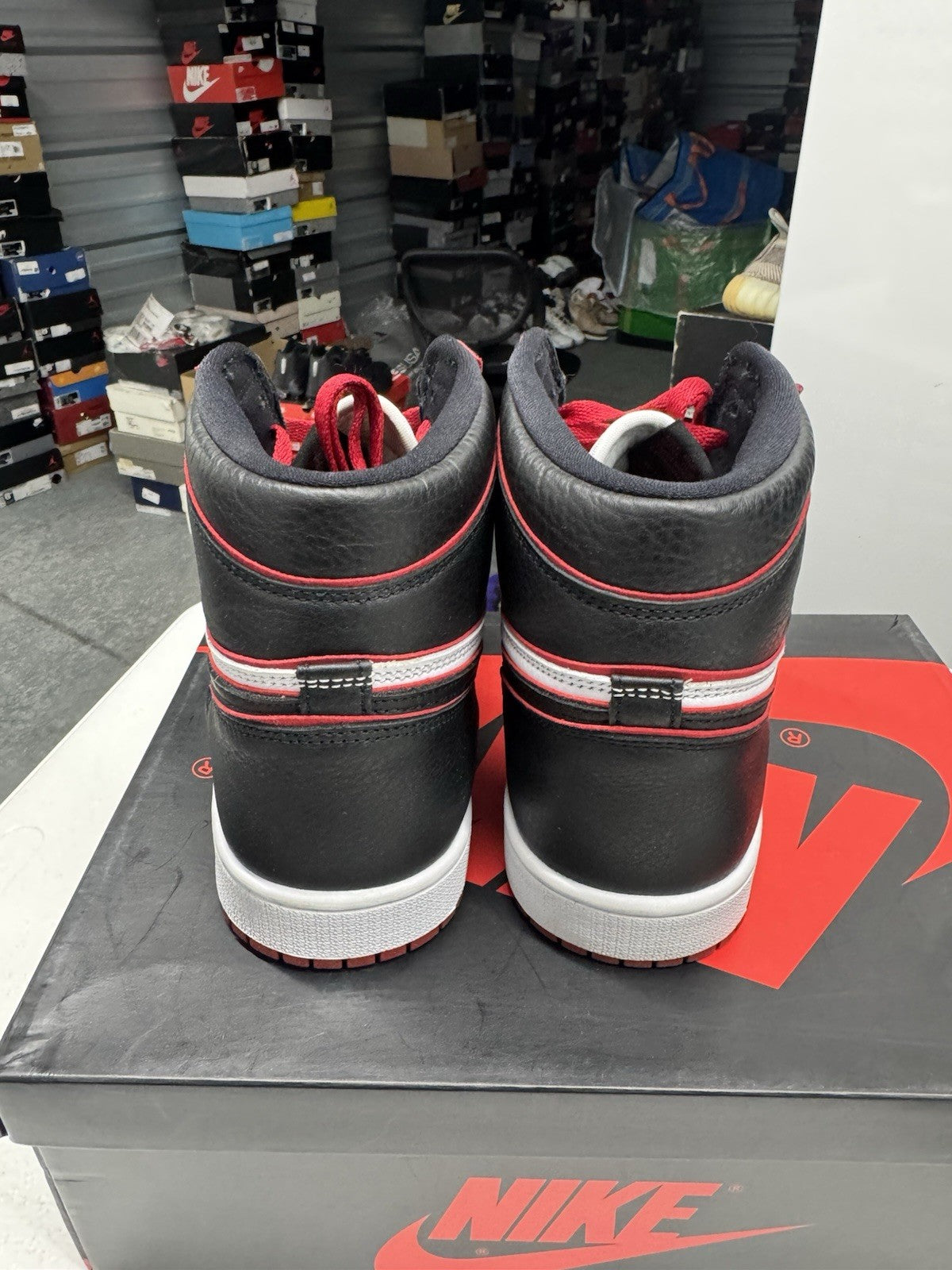 Jordan Air Jordan 1 Retro High OG Bloodline Black/Gym Red-White 2019 SIZE 9