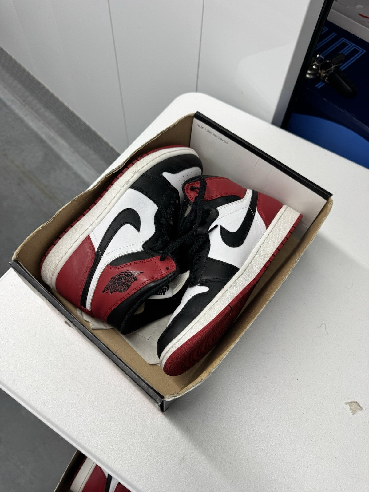 Air Jordan 1 Retro OG High Black Toe Leather Sneakers Size 9.5 DZ5485-106