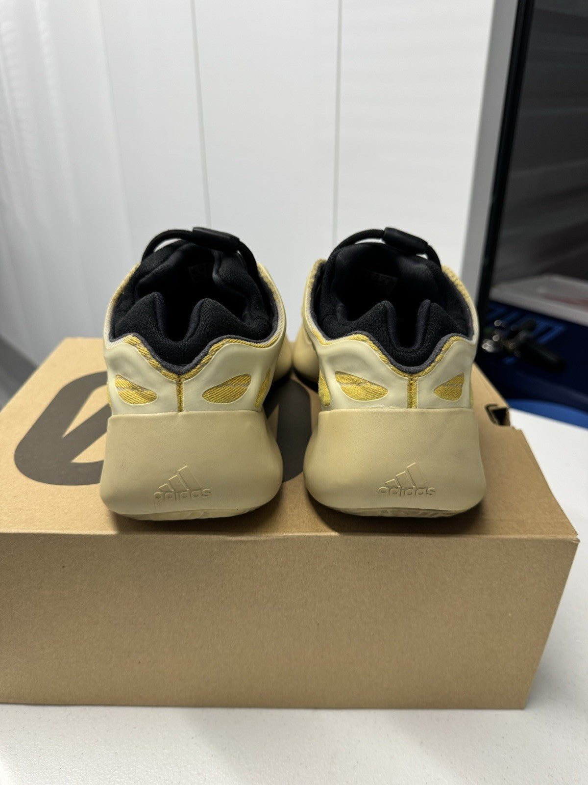 Adidas Yeezy Boost 700 V3 Safflower FW4980 Men's Size 10.5
