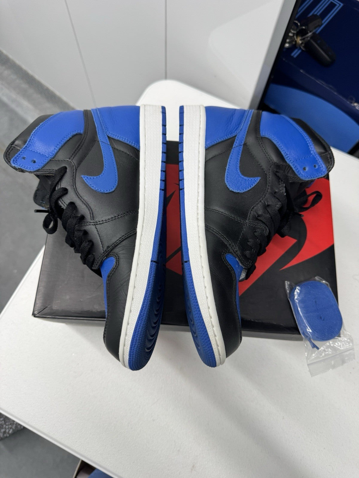 Air Jordan 1 Retro Royal 2017 Men's Size 10 Sneakers 555088-007