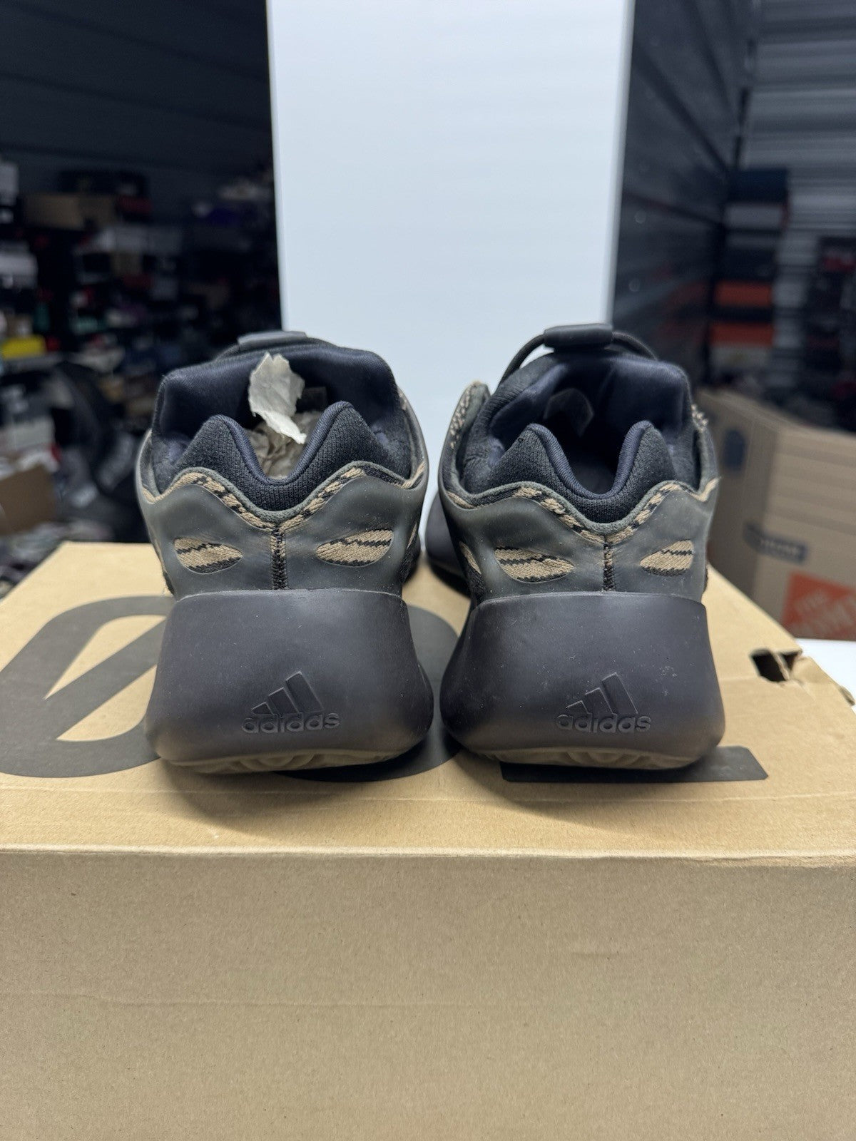 adidas Yeezy 700 V3 Clay Brown Men's Lace Up Low Top SIZE 11