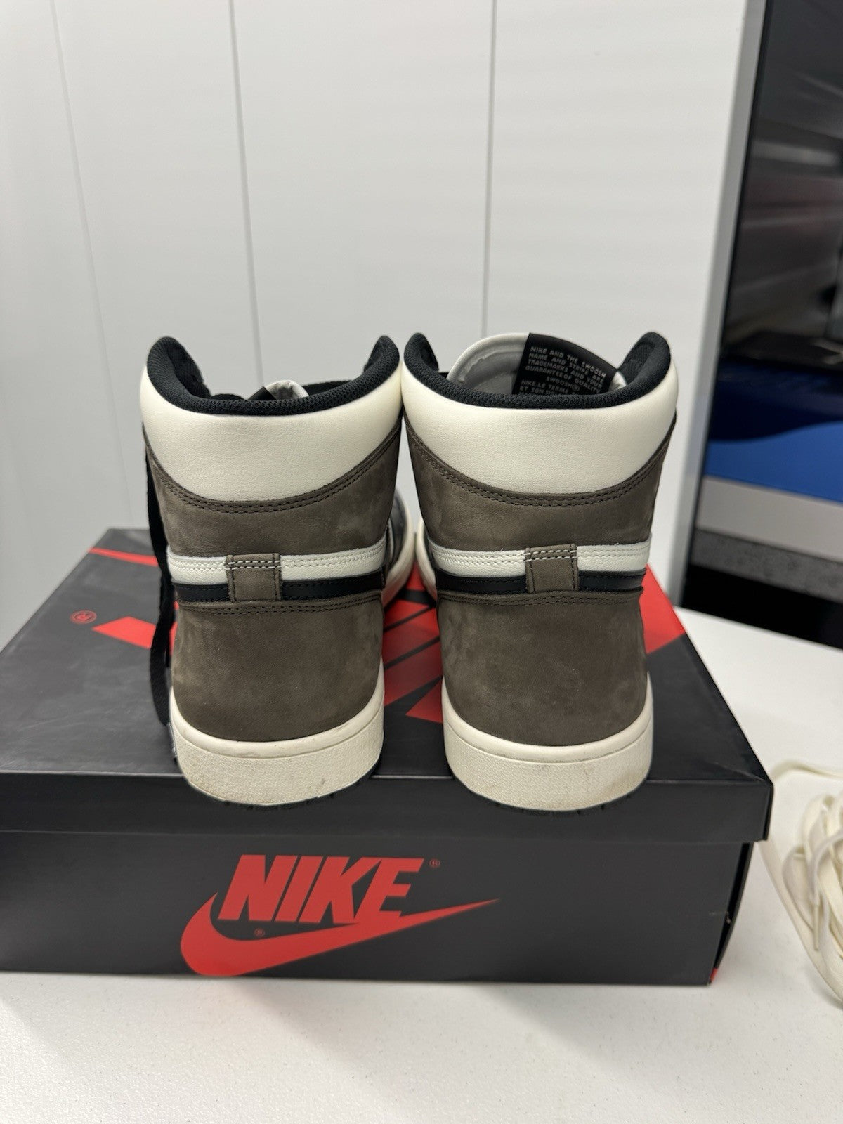 Nike Air Jordan 1 Retro High Top Dark Mocha Sneakers Size 13