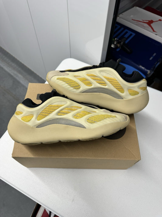 Adidas Yeezy Boost 700 V3 Safflower FW4980 Men's Size 10.5