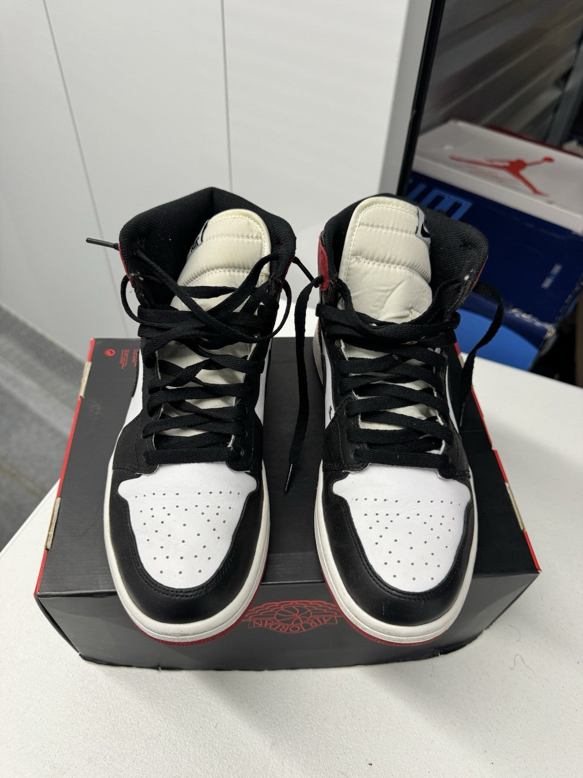 Air Jordan 1 Retro OG High Black Toe Leather Sneakers Size 9.5 DZ5485-106