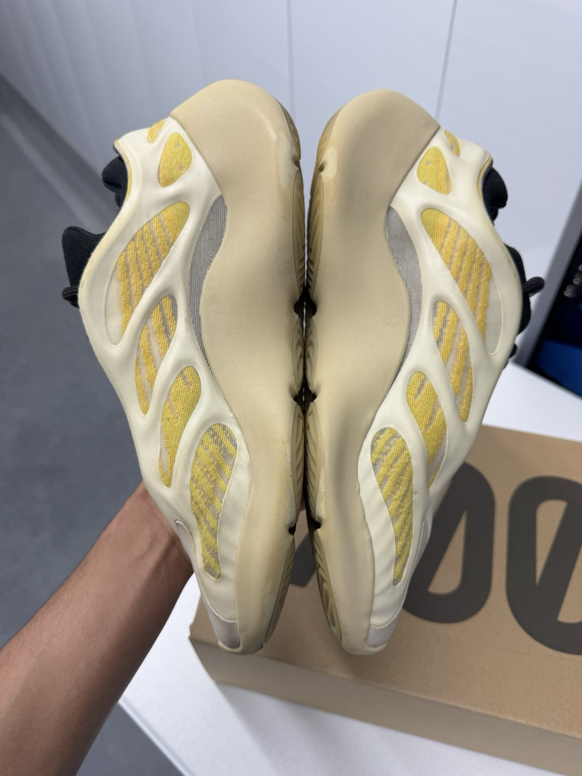 Adidas Yeezy Boost 700 V3 Safflower FW4980 Men's Size 10.5