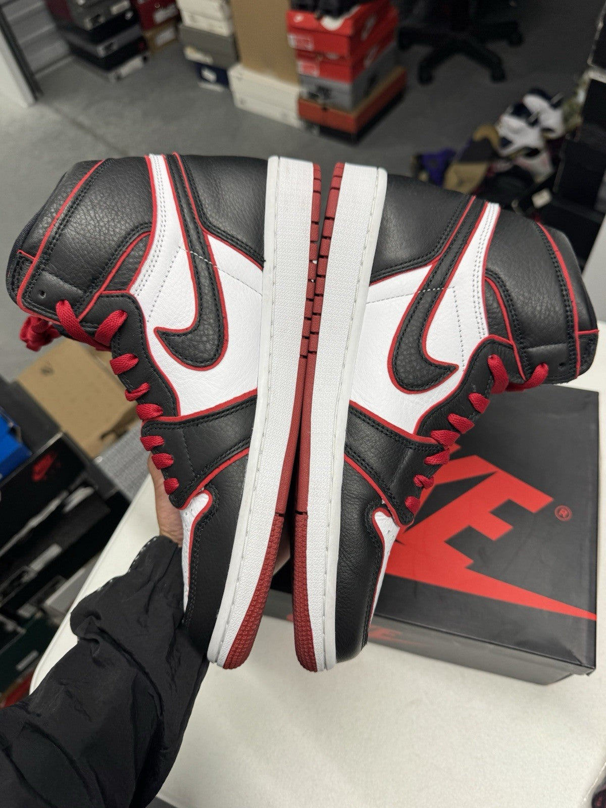 Jordan Air Jordan 1 Retro High OG Bloodline Black/Gym Red-White 2019 SIZE 9