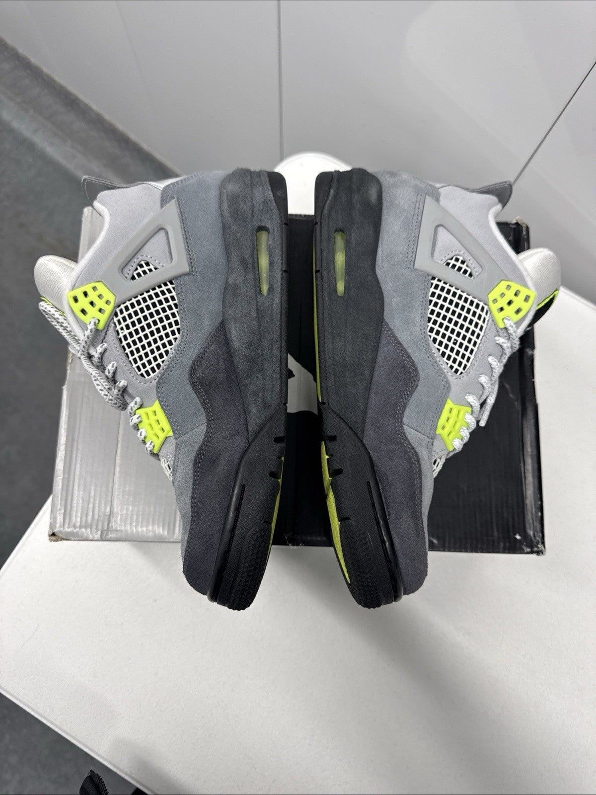 Size 9.5 - Jordan 4 Retro SE Mid Neon 95