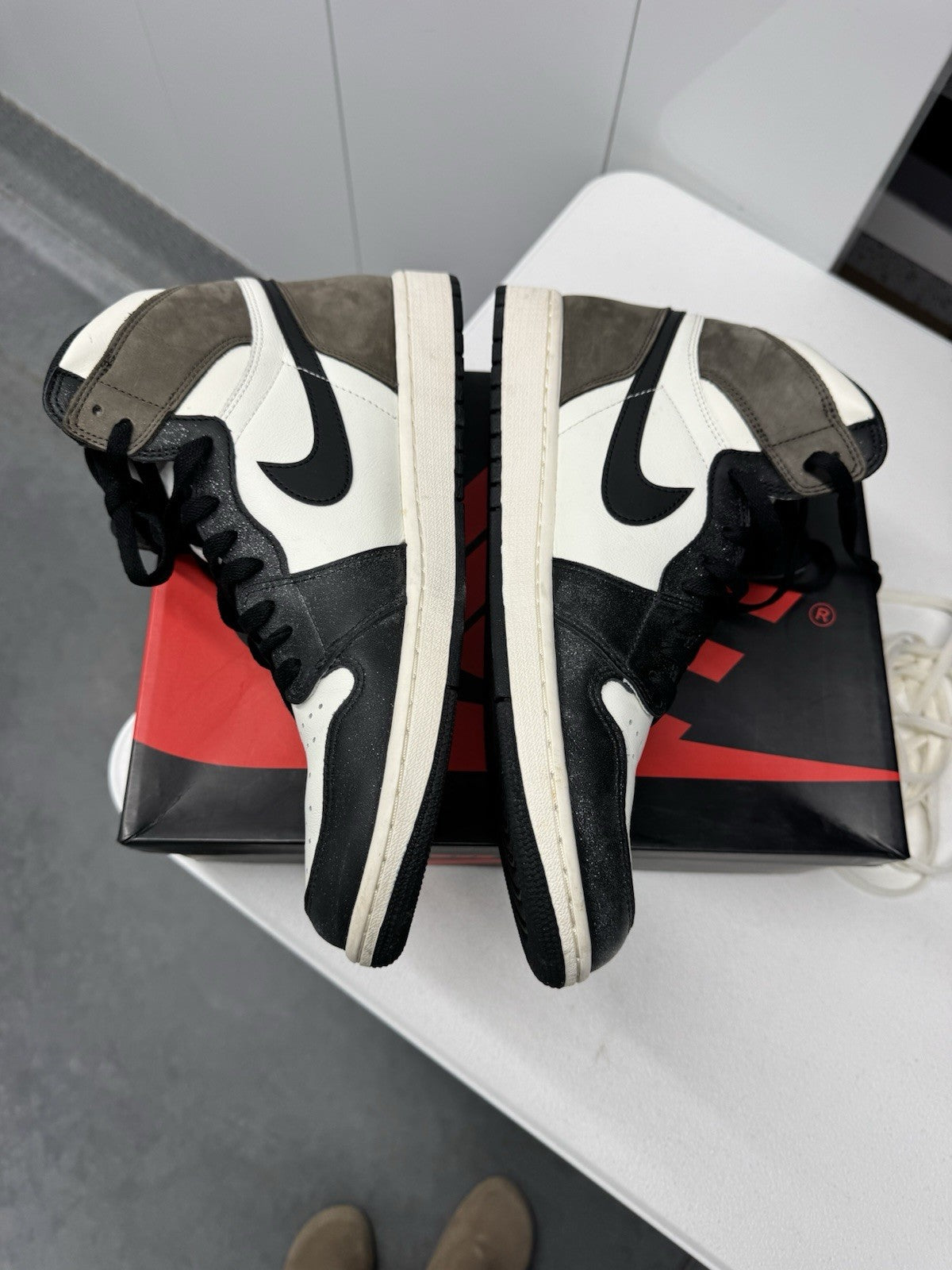 Nike Air Jordan 1 Retro High Top Dark Mocha Sneakers Size 13