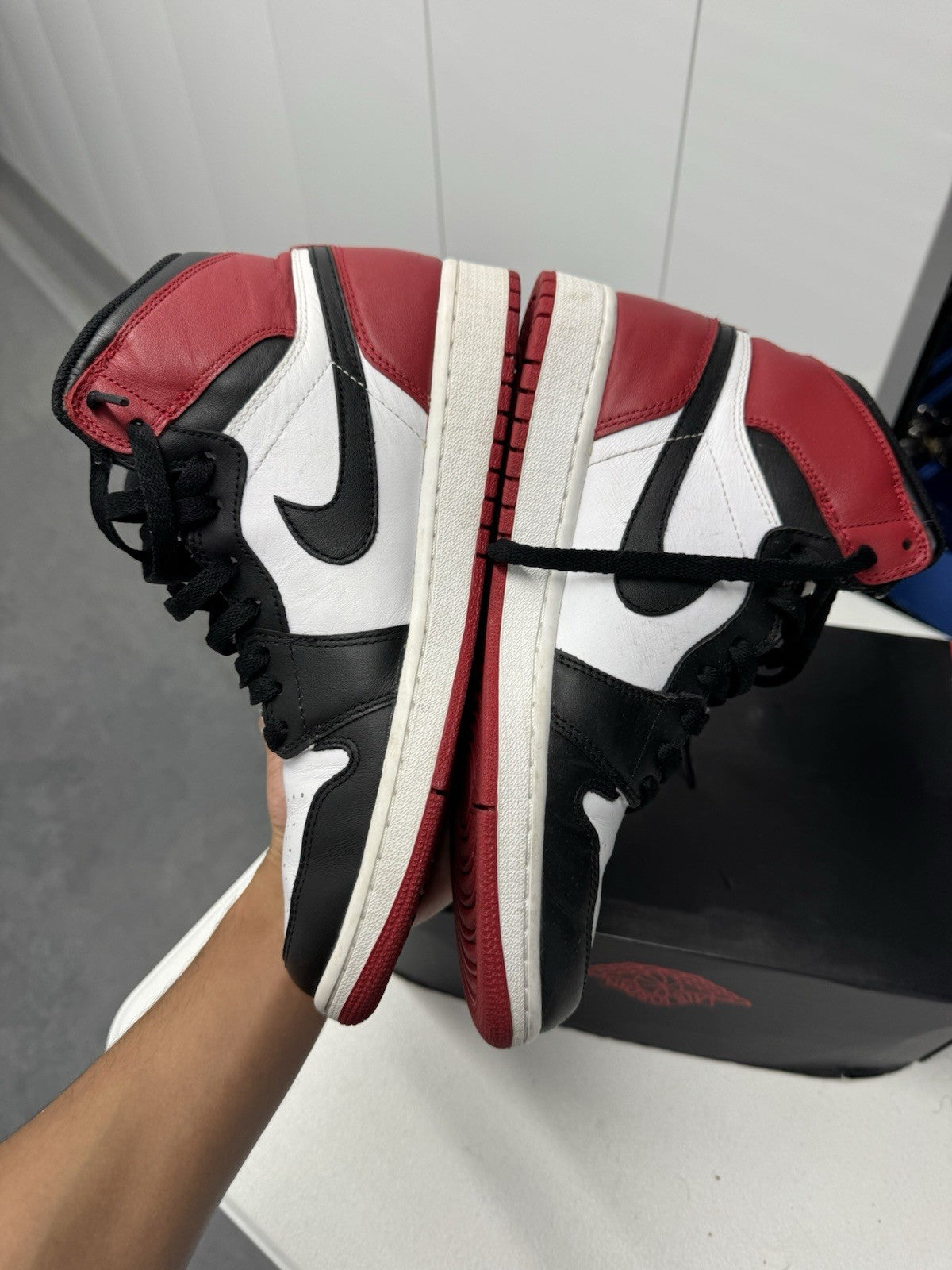 Air Jordan 1 Retro OG High Black Toe Leather Sneakers Size 9.5 DZ5485-106