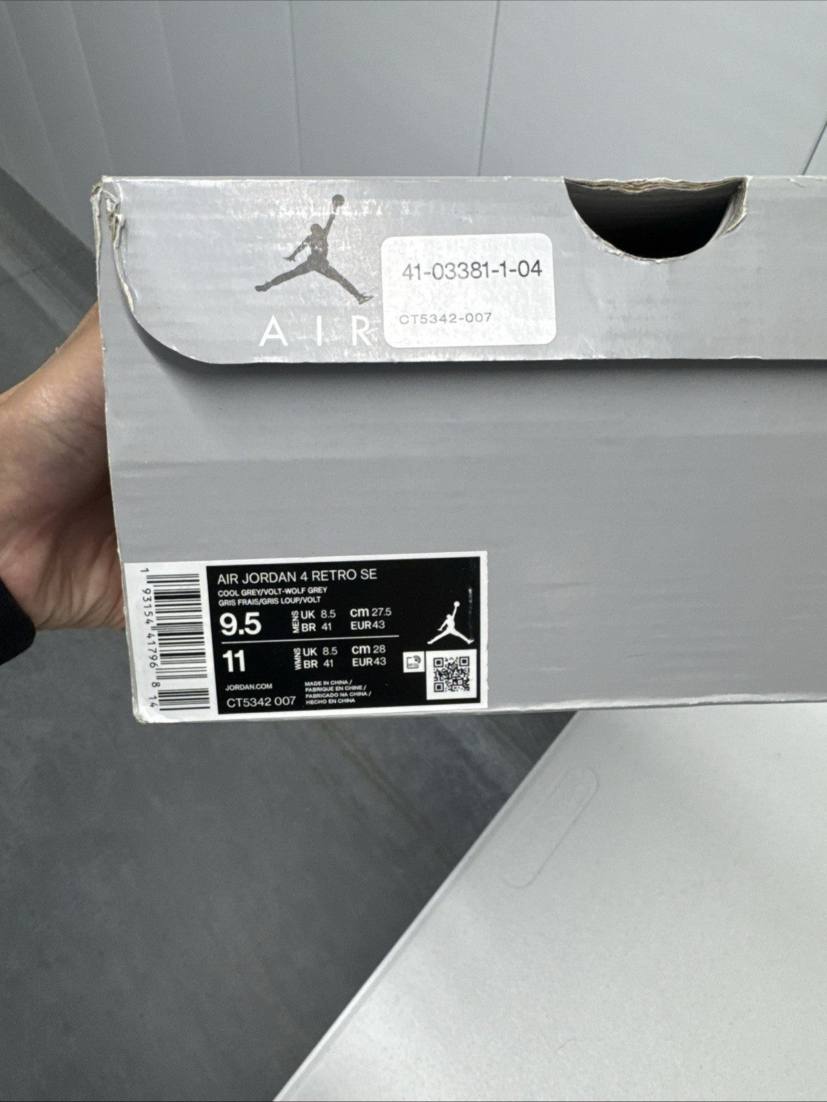 Size 9.5 - Jordan 4 Retro SE Mid Neon 95