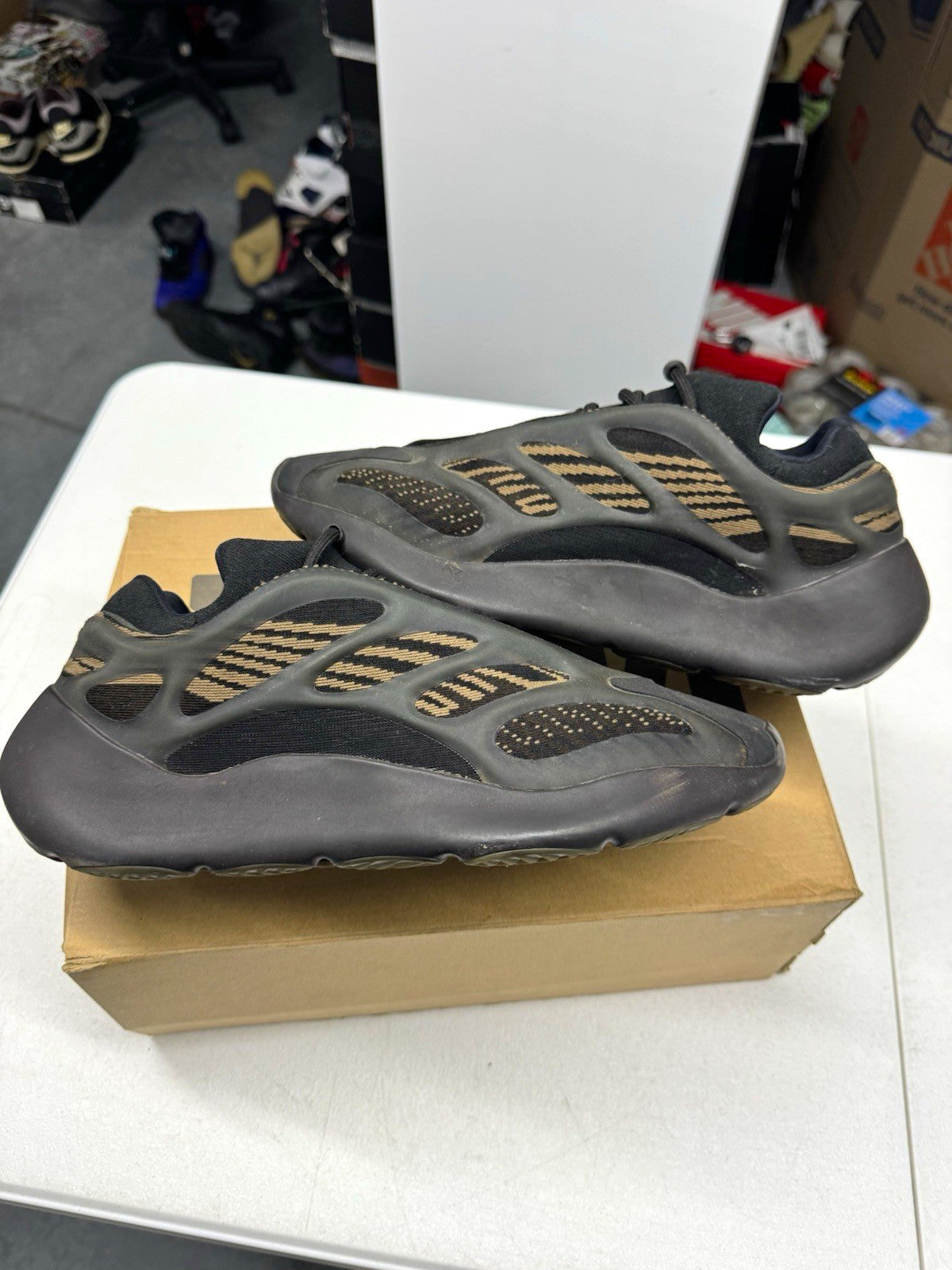 adidas Yeezy 700 V3 Clay Brown Men's Lace Up Low Top SIZE 11