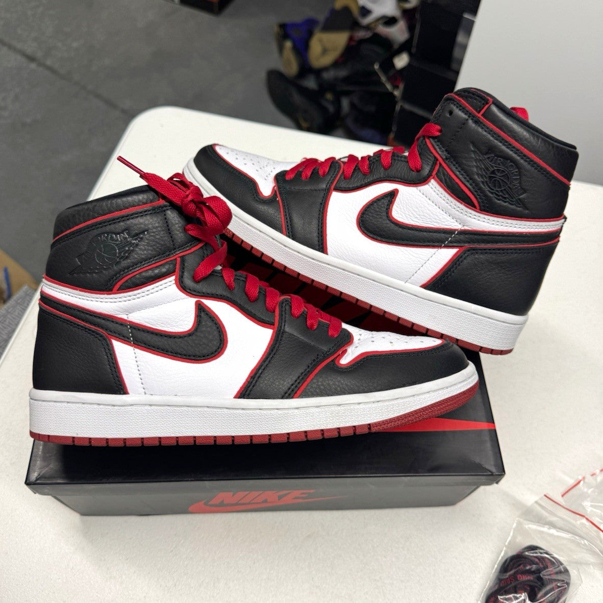 Jordan Air Jordan 1 Retro High OG Bloodline Black/Gym Red-White 2019 SIZE 9